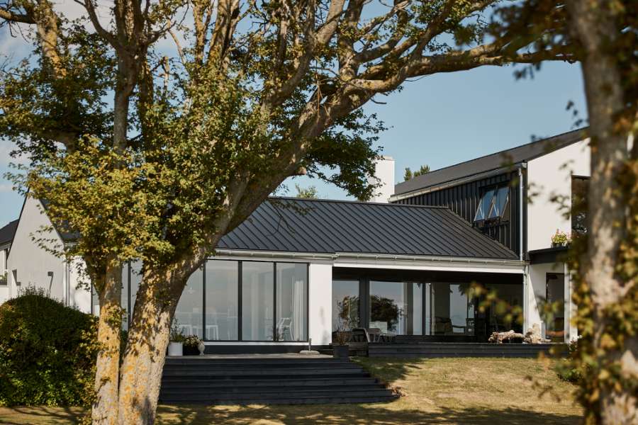 A very fine roof and façade solution on Funen, Strandvej 54B, Ballen, 5762 Vester Skerninge